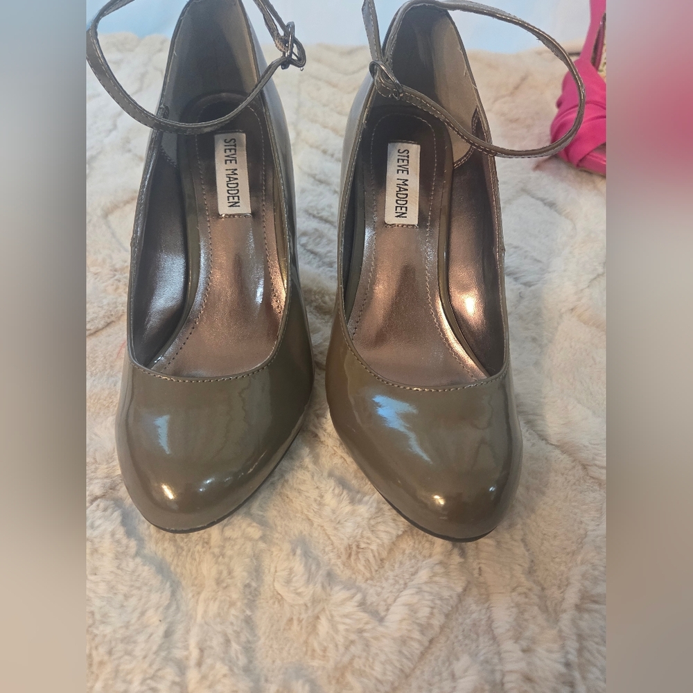 Chic And Trendy Steve Madden Women's Olive Patent Ankle-Strap Pumps Size 8.5 - Picture 3 of 10